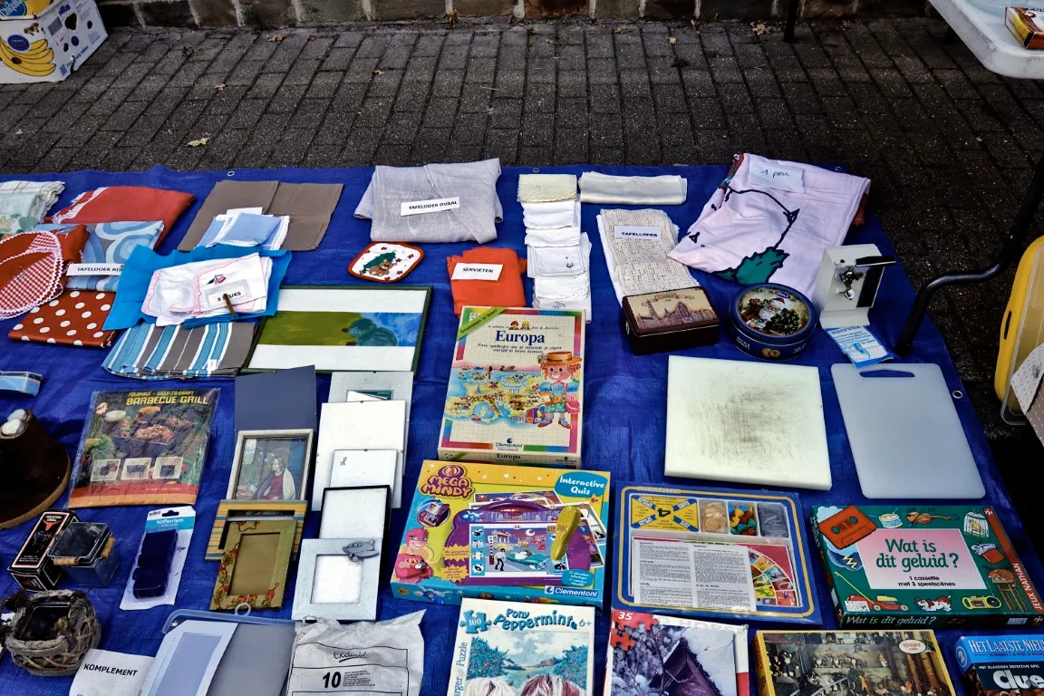 boeken liggen op de jaarmarkt van Rode